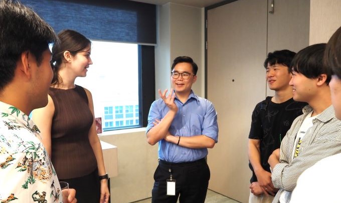 写真:講義をする外国人の講師