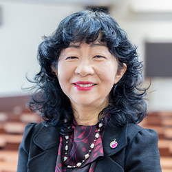 写真：角田 真理子教授