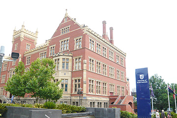 写真:アデレード大学の歴史的な石造りの外観