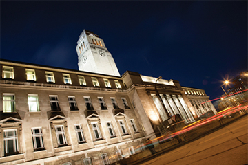 写真:夜間にライトアップされたリーズ大学