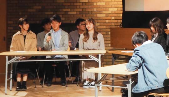学生主体の政治講演会の様子