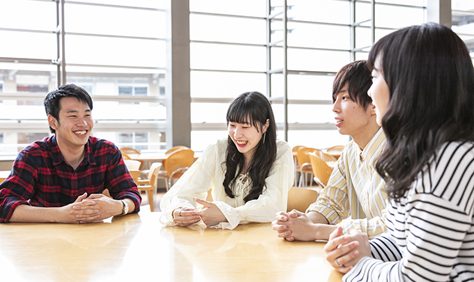 写真：笑顔で話し合う生徒